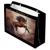 霧深い雲と育てているFriesianの茶色の馬 ラージペーパーバッグ (裏面アングル)