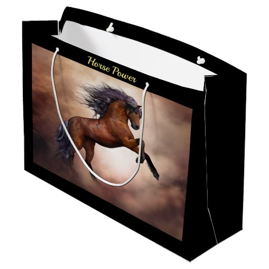 霧深い雲と育てているFriesianの茶色の馬 ラージペーパーバッグ (裏面アングル)