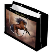 霧深い雲と育てているFriesianの茶色の馬 ラージペーパーバッグ (正面アングル)