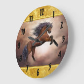 霧深い雲と育てているFriesianの馬 ラージ壁時計 (傾斜)
