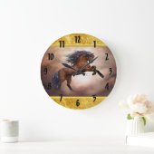 霧深い雲と育てているFriesianの馬 ラージ壁時計 (ホーム)