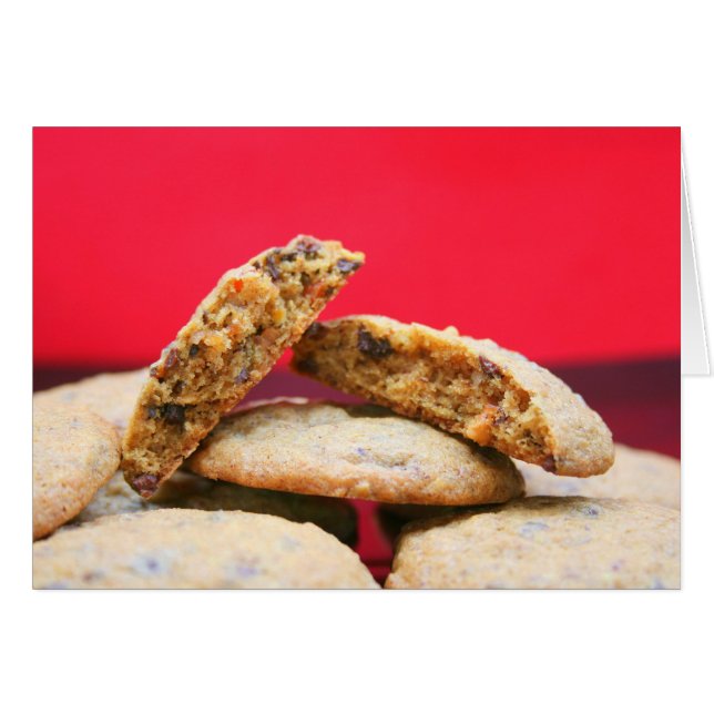 霧状にされたティドビッツが付いている全穀物のクッキー (正面横)