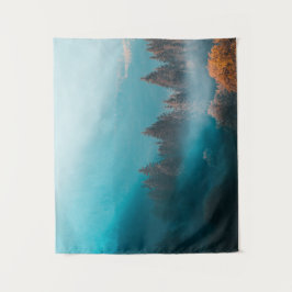 霧輝くの深い秋の森の光 タペストリー