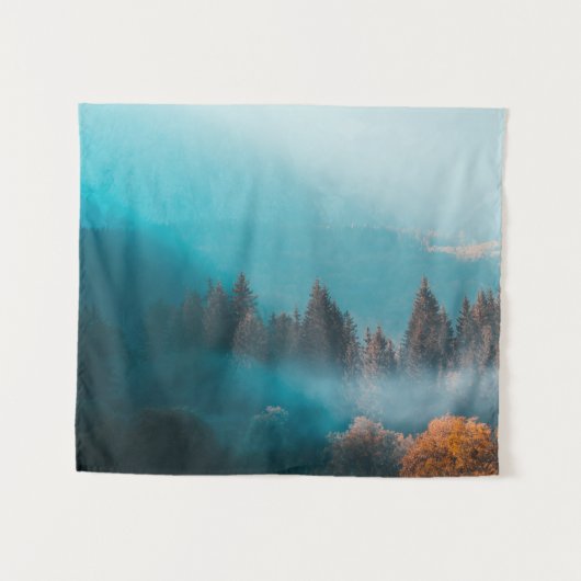 霧輝くの深い秋の森の光 タペストリー (正面(横))