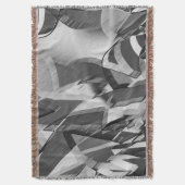 霧雨で黒いイメージの上に灰色のストリーク スローブランケット (正面縦)