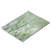 露で覆われた草のブランクジャーナル ノートブック (左側)