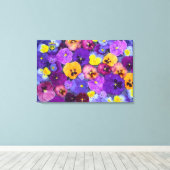 露で鳥風呂に浮かんでいるパニ色の花 キャンバスプリント (インサイチュ (ウッドフロア))