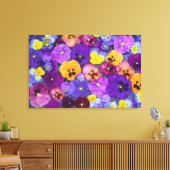 露で鳥風呂に浮かんでいるパニ色の花 キャンバスプリント (インサイチュ (リビング))