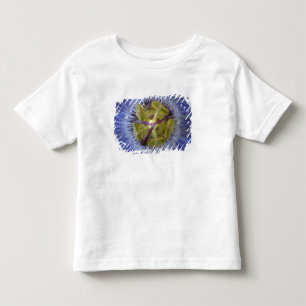 露に濡れたトケイソウのクローズアップ。提供: Don トドラーTシャツ