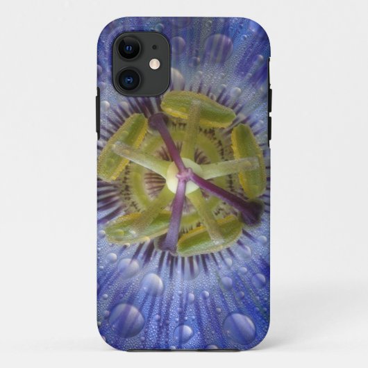 露に濡れたトケイソウのクローズアップ。提供: Don Case-Mate iPhoneケース (裏面)