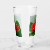 露に覆われた赤いバラ タンブラーグラス (右)