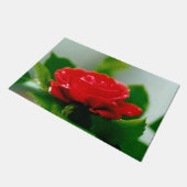 露に覆われた赤いバラ ドアマット (アングル)