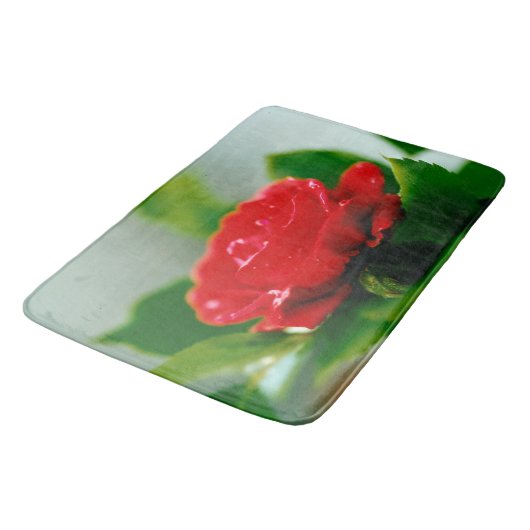 露に覆われた赤いバラ バスマット (アングル)