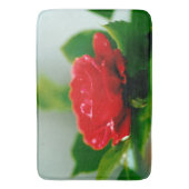 露に覆われた赤いバラ バスマット (正面縦)