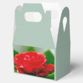 露に覆われた赤いバラ フェイバーボックス (オープン)