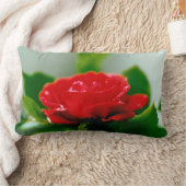 露に覆われた赤いバラ ランバークッション (ブランケット)