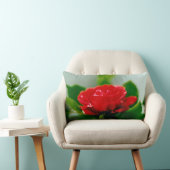 露に覆われた赤いバラ ランバークッション (椅子)