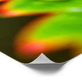 露に覆われた赤いベリーの隣の葉の上のグリーンカブトムシ ポスター (角)