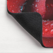 露に覆われた赤飾いバラの墓場 マウスパッド (コーナー)