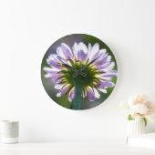 露のついた紫の野草 ラージ壁時計 (ホーム)
