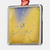 露の付いたクモの巣のクローズアップ メタルオーナメント (左)