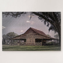 青々とした草に囲まれた風化した木造の納屋