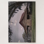 青々とした草に囲まれた風化した木造の納屋 ジグソーパズル (縦)