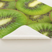 青々と熟したキウイの実を、こわし色に切り分けます。c シェルパブランケット (3/4)