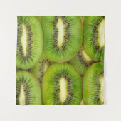 青々と熟したキウイの実を、こわし色に切り分けます。c タペストリー (正面(横))