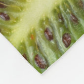 青々と熟したキウイの実を、こわし色に切り分けます。c フリースブランケット (角)