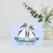 青いおもしろい足のブイ海鳥の踊り漫画 ポストカード (スタンド正面)