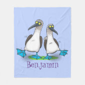 青いおもしろい足のboobies漫画イラストレーション フリースブランケット (正面)