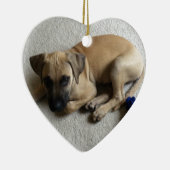 青いおもちゃを持つ黒口の野良犬の子犬 セラミックオーナメント (右)