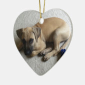 青いおもちゃを持つ黒口の野良犬の子犬 セラミックオーナメント (左)