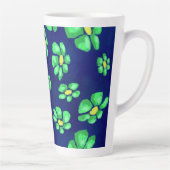青いお洒落背景に緑の花のデイジー カフェラテマグ (右)