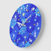 青いかわいらしデイジーパターン ラージ壁時計 (傾斜)