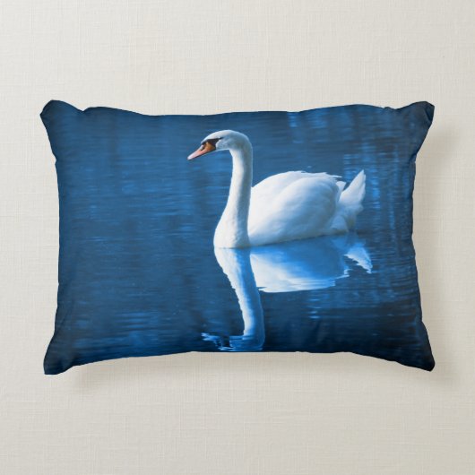 青いかわいらし湖に浮かぶ白い白鳥 アクセントクッション (正面)