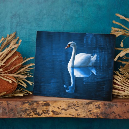 青いかわいらし湖に浮かぶ白い白鳥 フォトプラーク (側面)