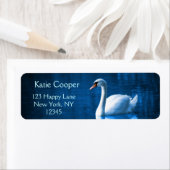 青いかわいらし湖に浮かぶ白い白鳥 ラベル (インサイチュ)