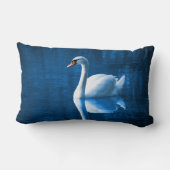 青いかわいらし湖に浮かぶ白い白鳥 ランバークッション (裏面)