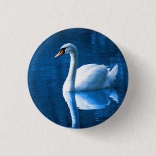 青いかわいらし湖に浮かぶ白い白鳥 缶バッジ