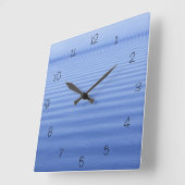青いさざなみのある水 スクエア壁時計 (傾斜)