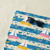 青いに浮かぶレトロピンクの帆船の幸ストライプせ ビーチタオル (インサイチュ)