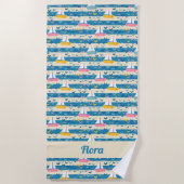 青いに浮かぶレトロピンクの帆船の幸ストライプせ ビーチタオル (正面)