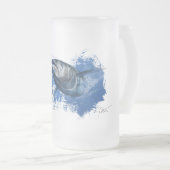 青いひれマグロによって曇らされるビールガラス フロストグラスビールジョッキ (正面右)