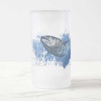 青いひれマグロによって曇らされるビールガラス フロストグラスビールジョッキ