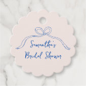 青いものを描いた弓の手作りのブライダルシャワー フェイバータグ (正面)