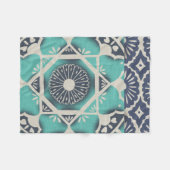 青いろうけつ染めのタイルII フリースブランケット (正面(横))