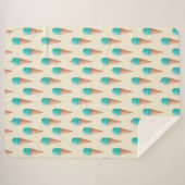 青いアイスクリームのコーンパターン、淡い黄色 シェルパブランケット (正面(横))