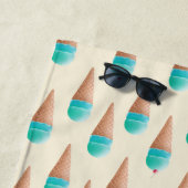 青いアイスクリームのコーンパターン、淡い黄色 ビーチタオル (インサイチュ)